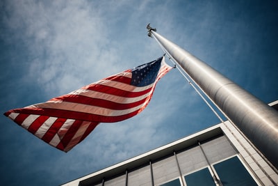 美国国旗放在灰色旗杆上的低角度照片